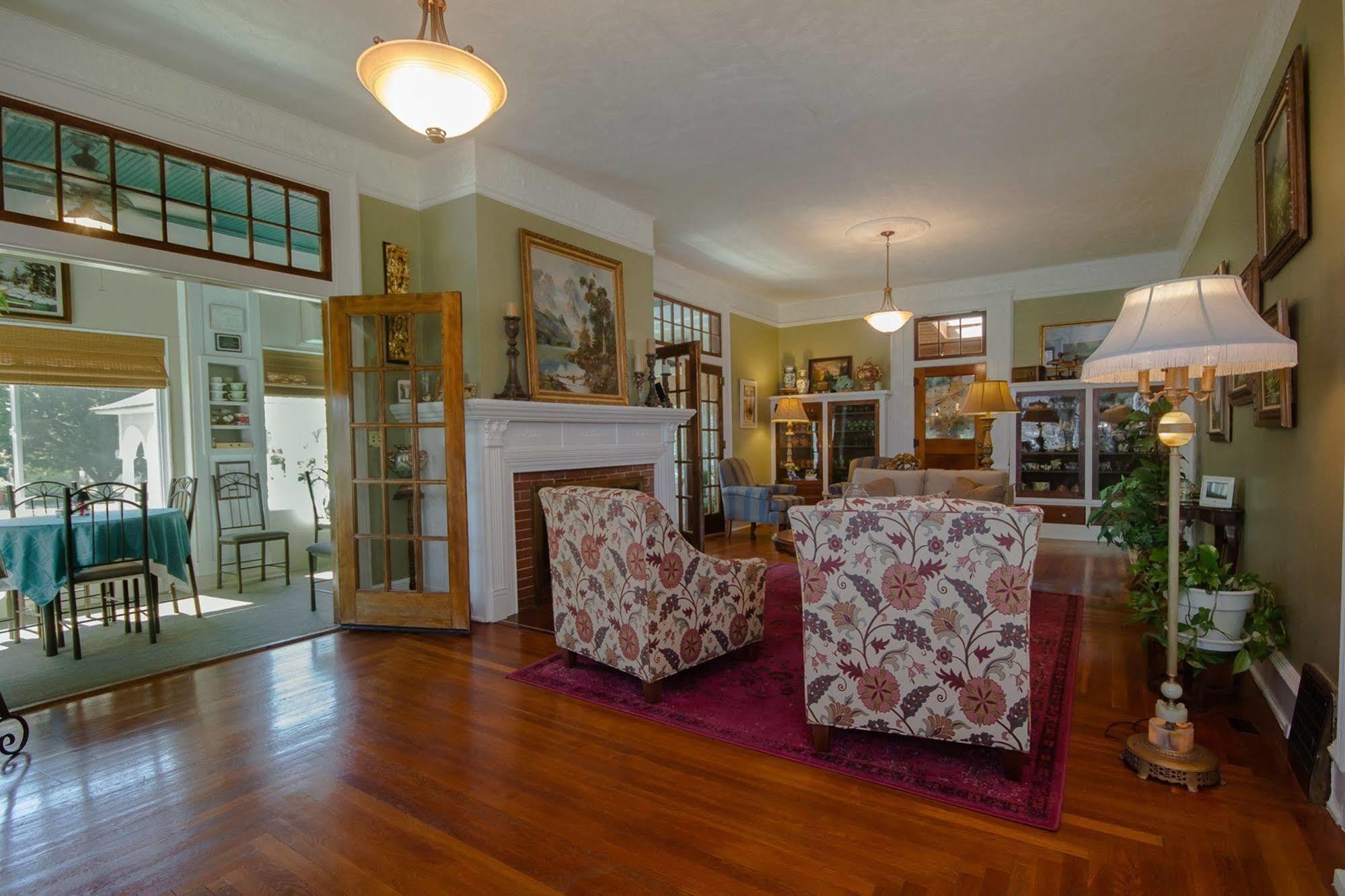 Dickey House Bed And Breakfast Marshfield Екстериор снимка