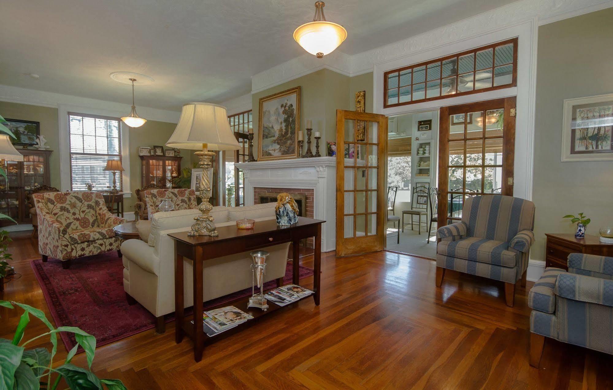 Dickey House Bed And Breakfast Marshfield Екстериор снимка